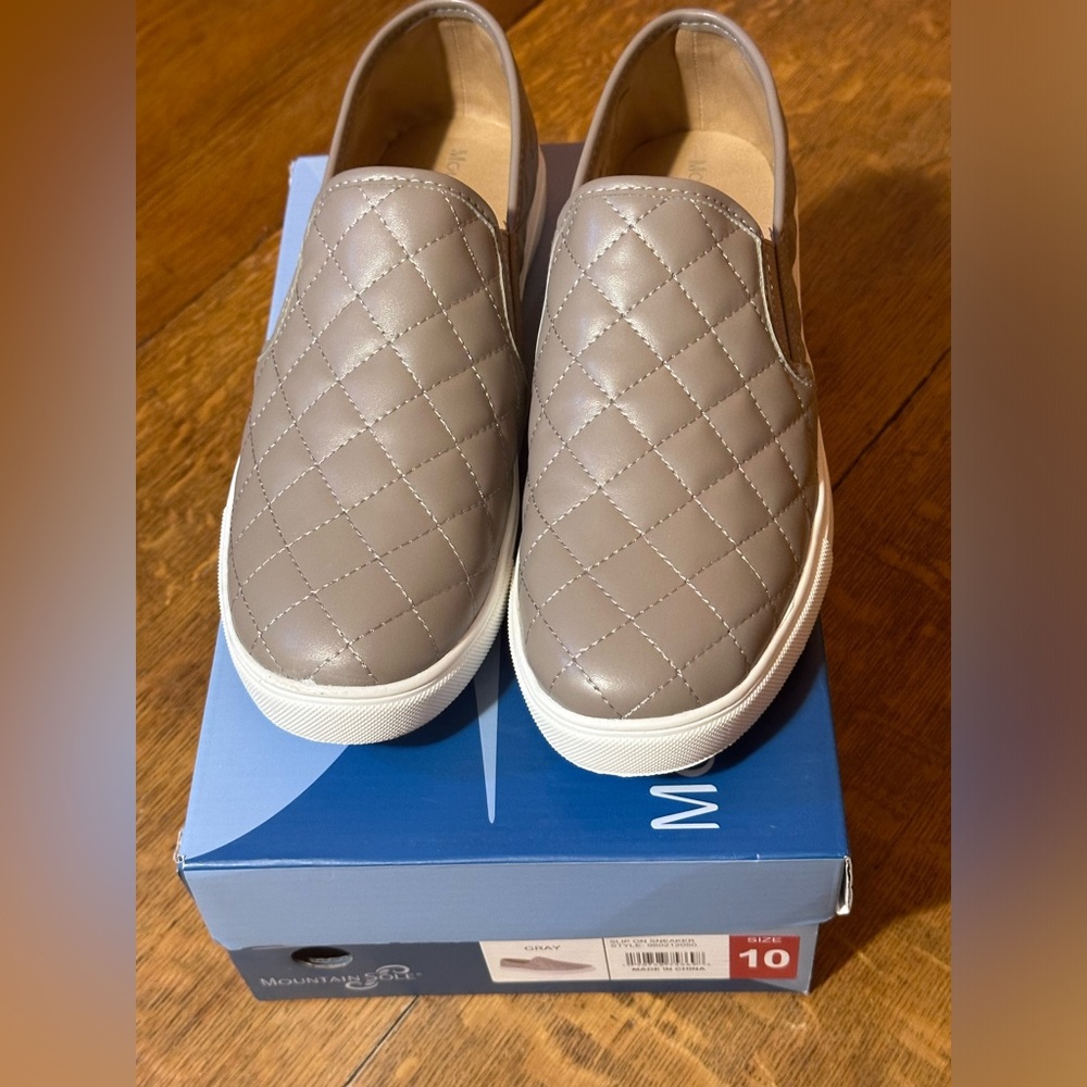 Mountain sole new in box slip‎ on sneaker sz 10